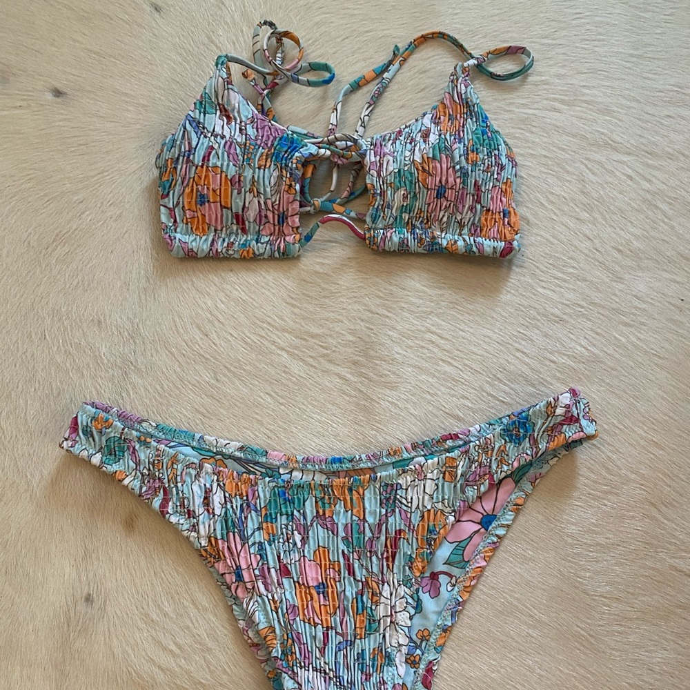 Like New Beach Bunny Adrienne bottom and floral top